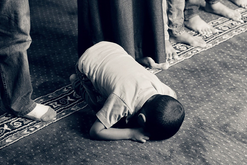 أمر الولد بالصلاةِ بين الوحي والحكمة